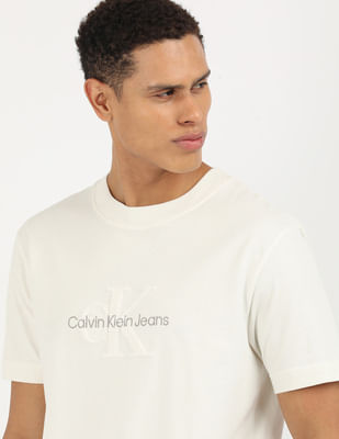 Buy Calvin Klein Jeans Chenille Monologo T-Shirt - NNNOW.com